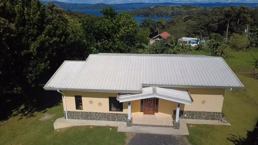 Casa con espectacular vista al lago en Tilarán