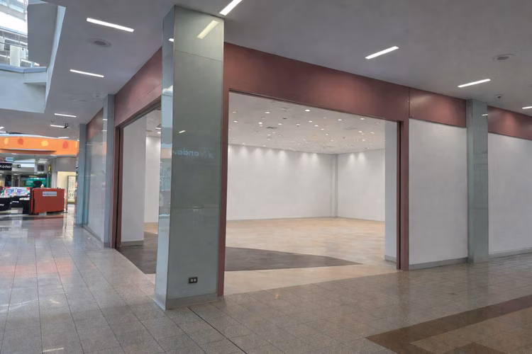 SE VENDE LOCAL COMERCIAL EN EL PASEO DE LAS FLORES.