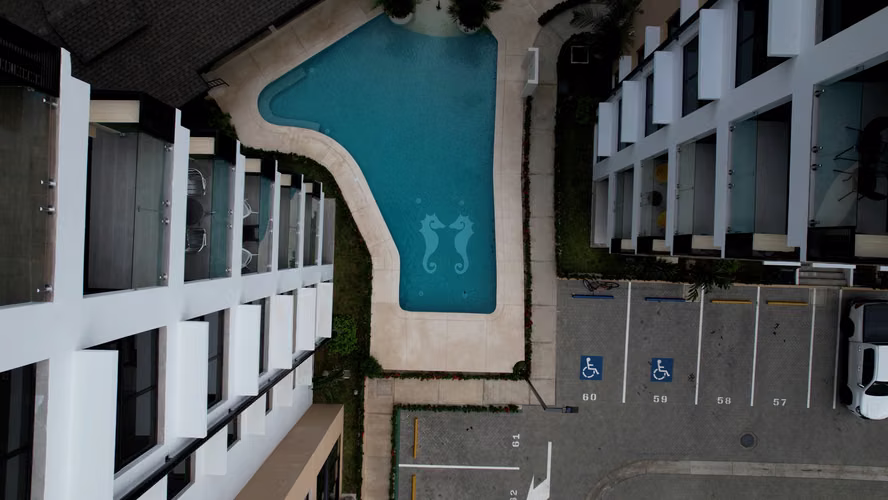 Condominio de 2 habitaciones con vista al océano y a la montaña - Imagen 3