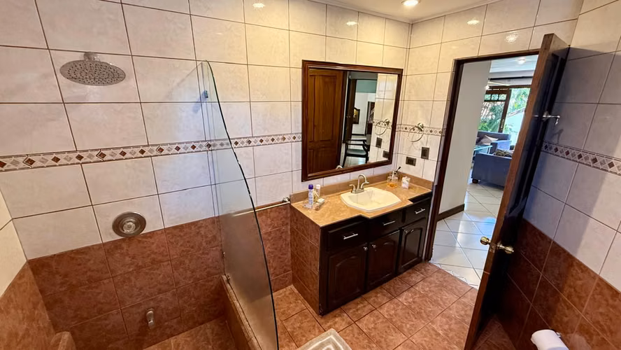 Venta Casa Heredia Ciudad Cariari | Amplio Jardín y Garaje para 4 Vehículos - Imagen 15
