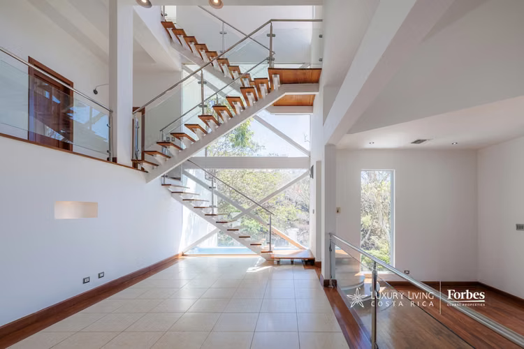 21310-Casa amplia de 4 habitaciones con vistas panorámicas, Guachipelín - Imagen 8