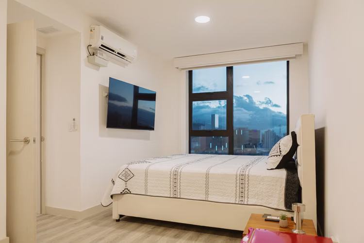 Apartamento amueblado en condominio Núcleo Sabana/ Piso alto/ Linda vista