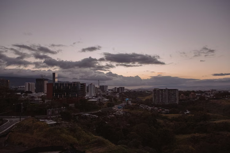 Apartamento amueblado en condominio Núcleo Sabana/ Piso alto/ Linda vista