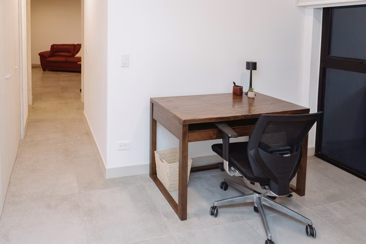 Apartamento amueblado en condominio Núcleo Sabana/ Piso alto/ Linda vista