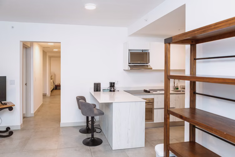 Apartamento amueblado en condominio Núcleo Sabana/ Piso alto/ Linda vista