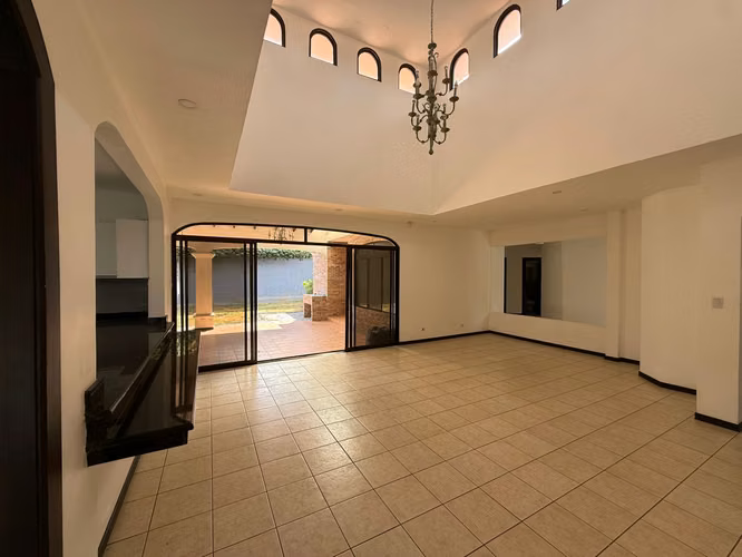 Venta de casa en condominio en Piedades de Santa Ana - Imagen 12