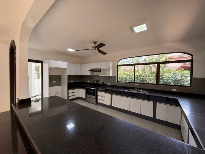 Venta de casa en condominio en Piedades de Santa Ana - Imagen 9
