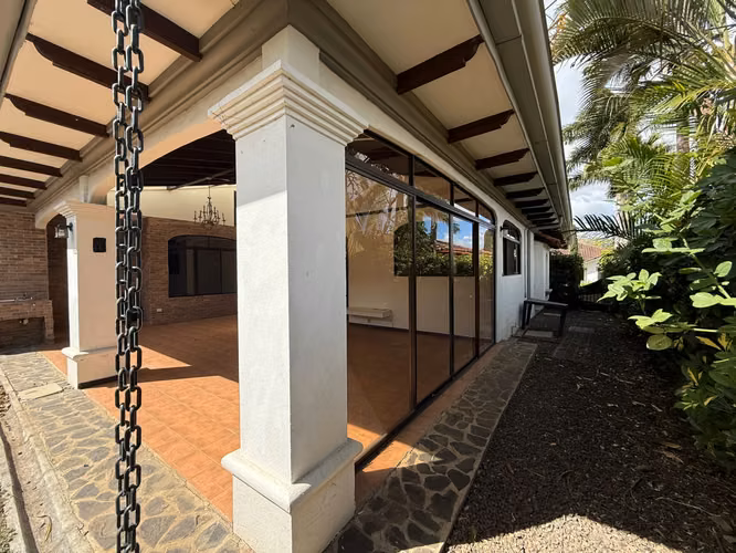 Venta de casa en condominio en Piedades de Santa Ana - Imagen 3