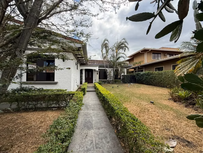 Venta de casa en condominio en Piedades de Santa Ana - Imagen 2