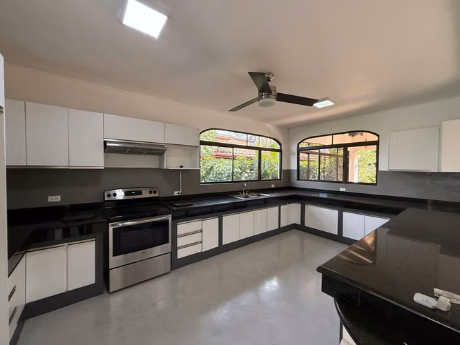 Venta de casa en condominio en Piedades de Santa Ana - Imagen 10