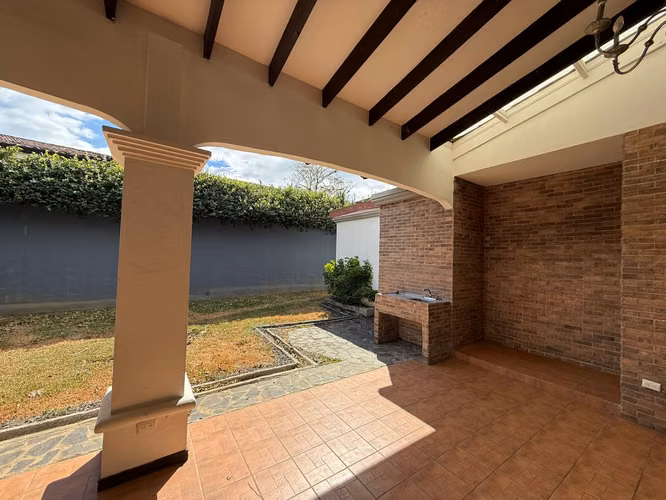 Venta de casa en condominio en Piedades de Santa Ana - Imagen 4