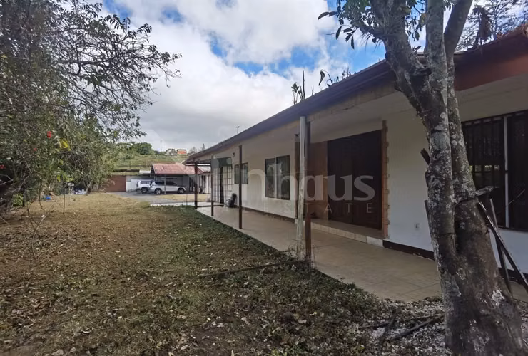id 41775 Venta de terreno con 3 aptos y una casa - Curridabat