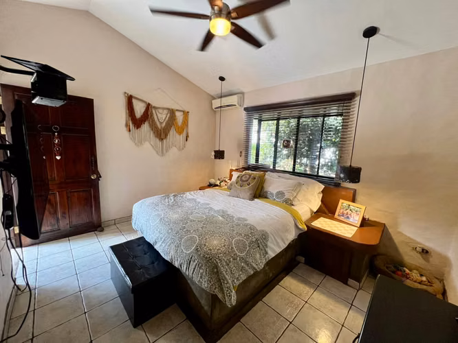 Casa colonial, 1 nivel, 4 cuartos + oficina + sala TV, condo con mucha vegetación, piscina