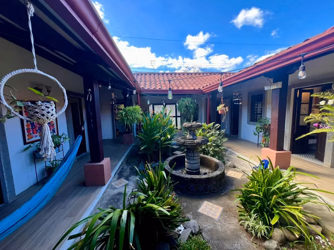 Casa colonial, 1 nivel, 4 cuartos + oficina + sala TV, condo con mucha vegetación, piscina