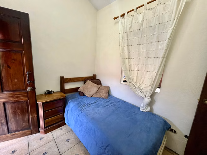 Casa colonial, 1 nivel, 4 cuartos + oficina + sala TV, condo con mucha vegetación, piscina