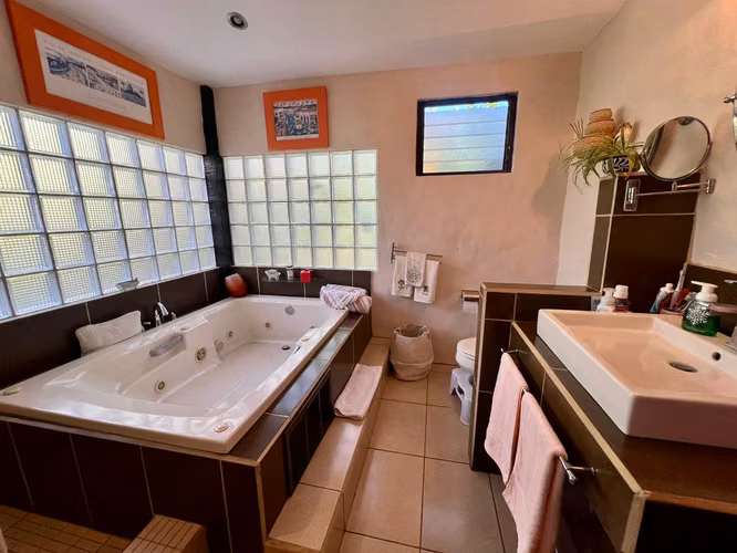 Casa colonial, 1 nivel, 4 cuartos + oficina + sala TV, condo con mucha vegetación, piscina