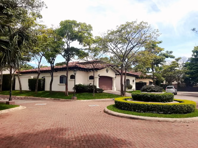 En venta bellísima casa en Santa Ana Pozos. MP 25-167