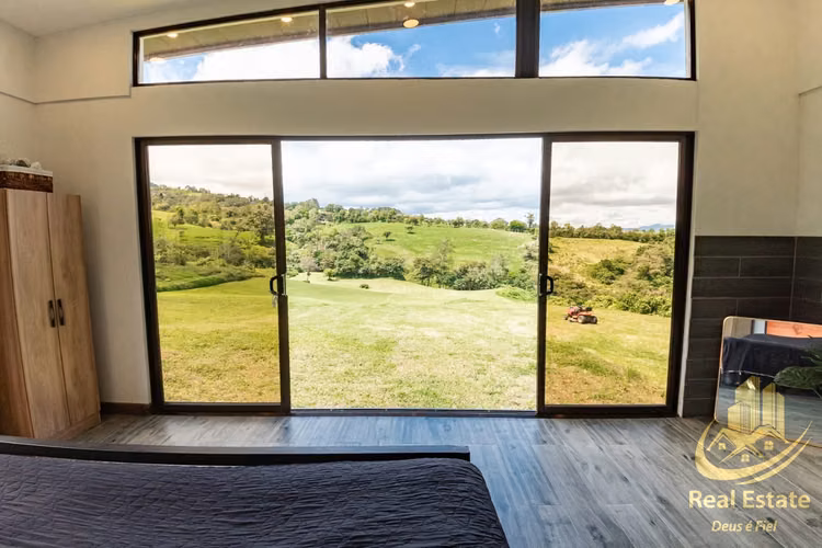 Venta de Hermosa Casa en Coronado, San José | 5 habitaciones - 2.5 baños - Imagen 5