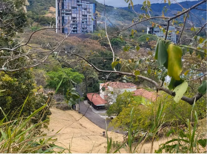 Terreno en Venta – Altos de Las Palomas, Santa Ana