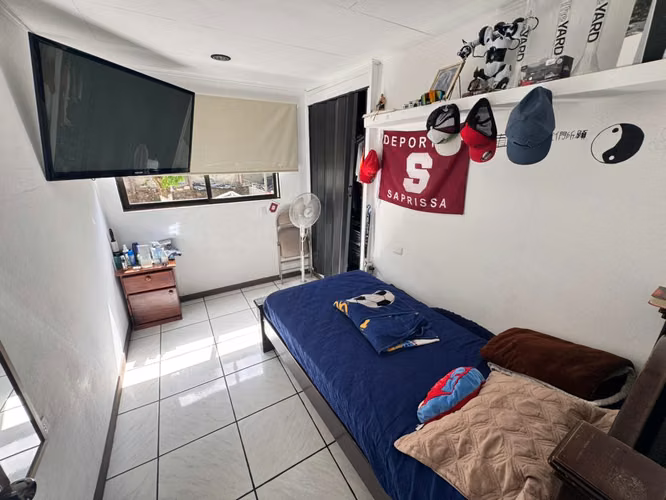 Propiedad de uso mixto con casa y amplio lote en Patarrá, Desamparados -EU