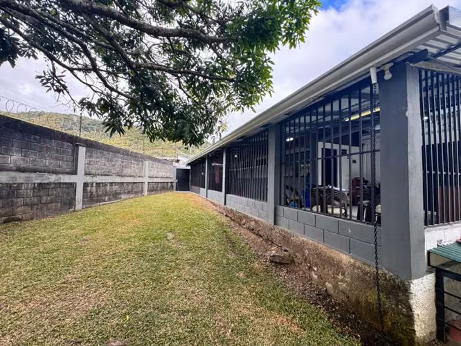 Propiedad de uso mixto con casa y amplio lote en Patarrá, Desamparados -EU