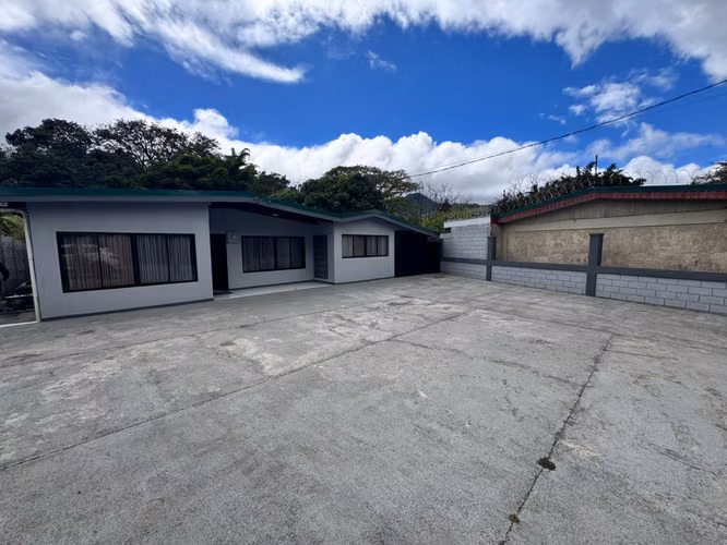 Propiedad de uso mixto con casa y amplio lote en Patarrá, Desamparados -EU