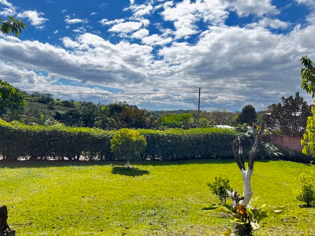 Venta de Propiedad con Casa de 272 m2 y Terreno de 2000 m2 para Desarrollo o Quinta - Imagen 1