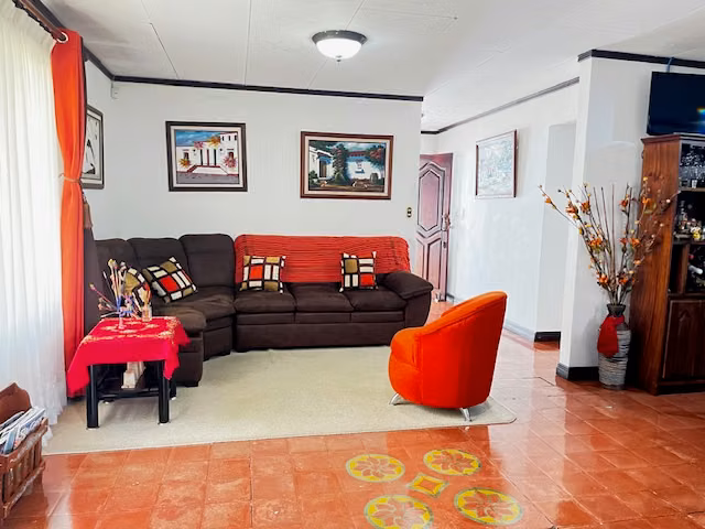 Venta de Propiedad con Casa de 272 m2 y Terreno de 2000 m2 para Desarrollo o Quinta - Imagen 6