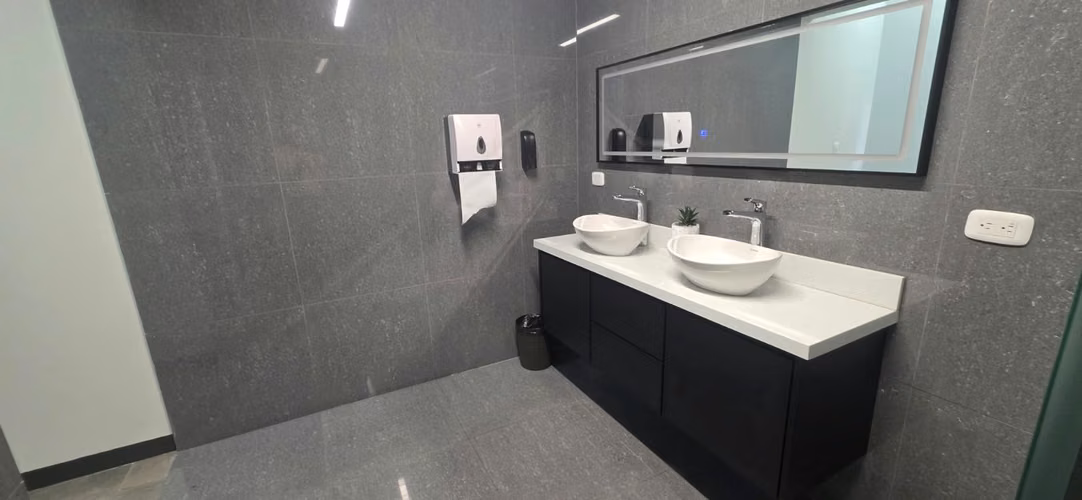 Local en alquiler perfecto para Barberia/Salón de Belleza en el corazón de Santa Ana - Imagen 3