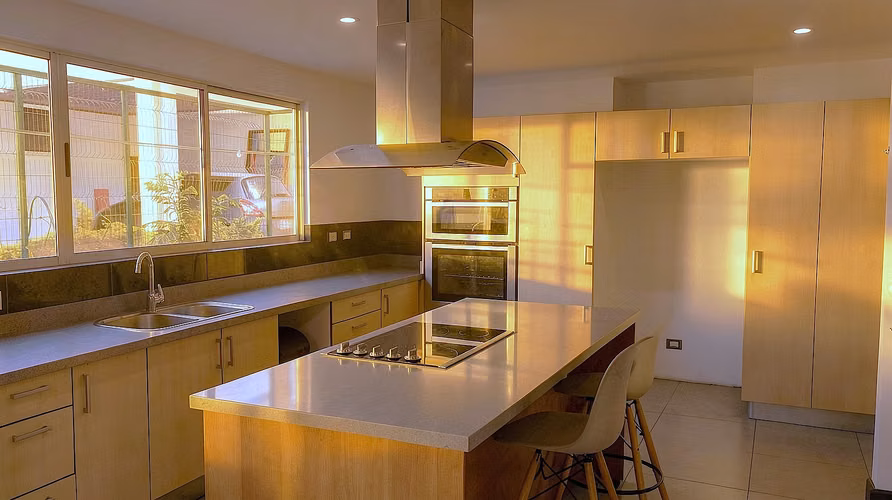Exclusiva Casa en Alquiler en Bello Horizonte Escazú: Confort Moderno y Seguridad 24/7 (Ref: 01) - Imagen 4