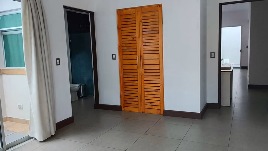 Exclusiva Casa en Alquiler en Bello Horizonte Escazú: Confort Moderno y Seguridad 24/7 (Ref: 01) - Imagen 8