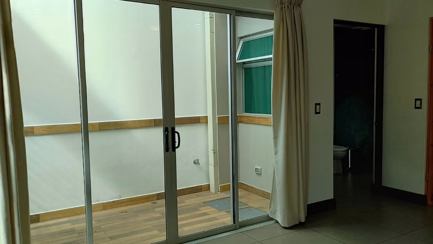 Exclusiva Casa en Alquiler en Bello Horizonte Escazú: Confort Moderno y Seguridad 24/7 (Ref: 01) - Imagen 9