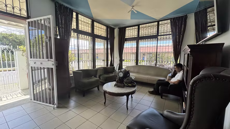 Alquiler de edificio para consultorios u oficinas, Barrio Escalante (AD)