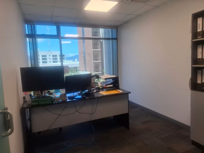 Vendo oficina para inversión, muy buena oportunidad y excelente inquilino en La Sabana.