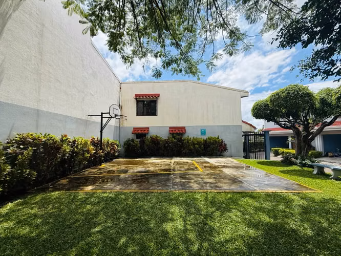Venta de casa en condominio en la Uruca