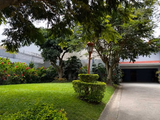 Venta de casa en condominio en la Uruca