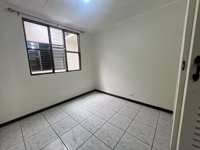 Venta casa independiente para inversión en Ulloa Heredia , 3 habitaciones 1 planta
