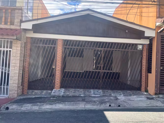 Venta casa independiente para inversión en Ulloa Heredia , 3 habitaciones 1 planta