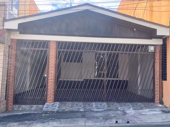 Venta casa independiente para inversión en Ulloa Heredia , 3 habitaciones 1 planta