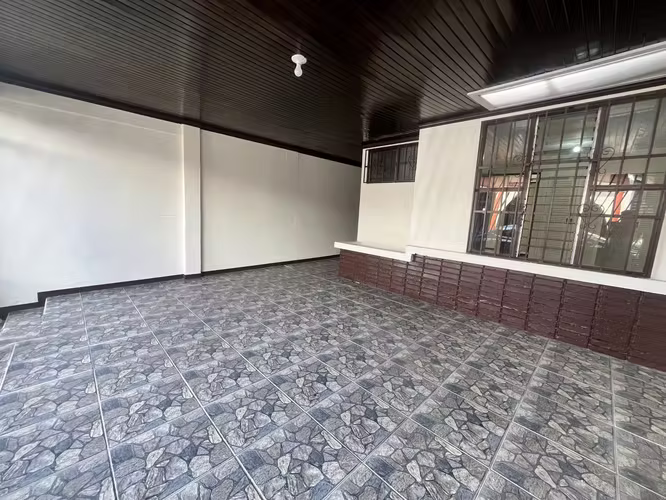 Venta casa independiente para inversión en Ulloa Heredia , 3 habitaciones 1 planta