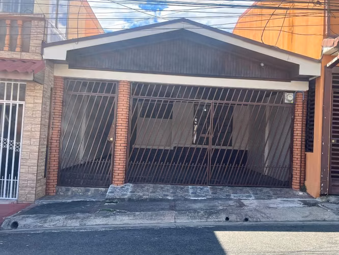 Venta casa independiente para inversión en Ulloa Heredia , 3 habitaciones 1 planta