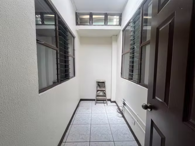 Venta casa independiente para inversión en Ulloa Heredia , 3 habitaciones 1 planta