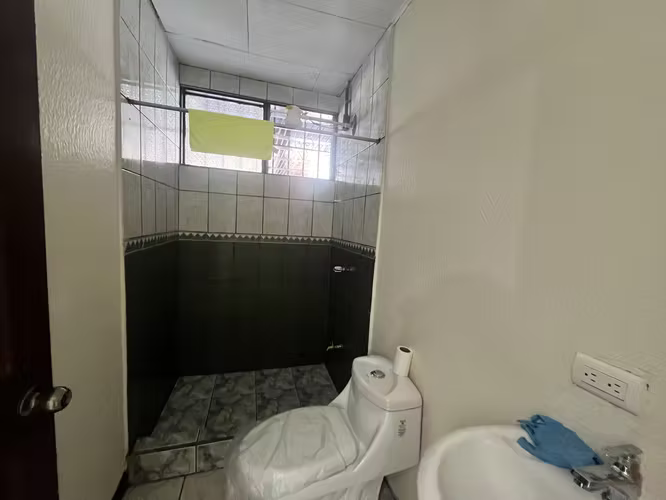 Venta casa independiente para inversión en Ulloa Heredia , 3 habitaciones 1 planta