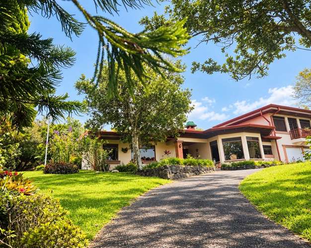 Venta de Casa con lote amplio y vista en San Rafael de Heredia - Imagen 2