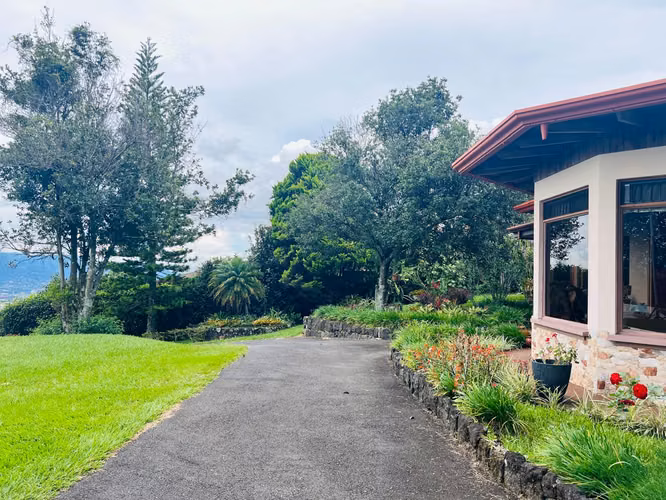 Venta de Casa con lote amplio y vista en San Rafael de Heredia