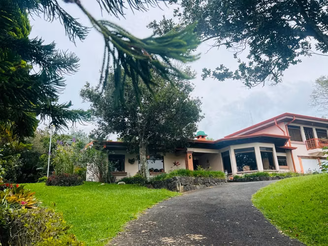 Venta de Casa con lote amplio y vista en San Rafael de Heredia