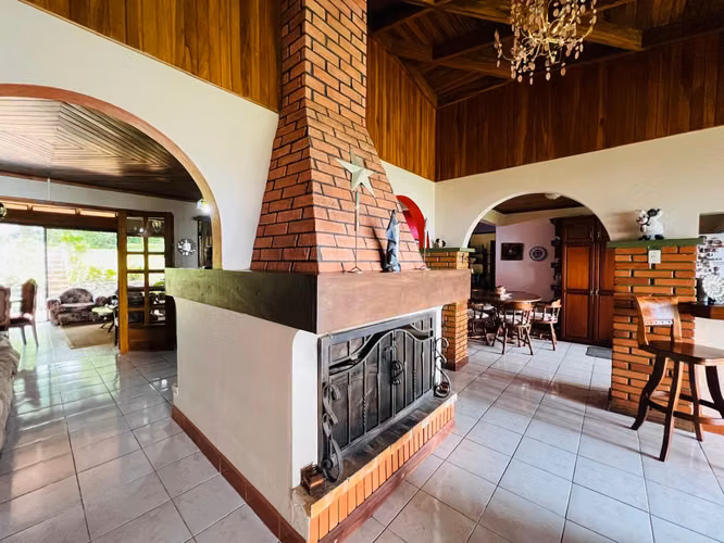 Venta de Casa con lote amplio y vista en San Rafael de Heredia