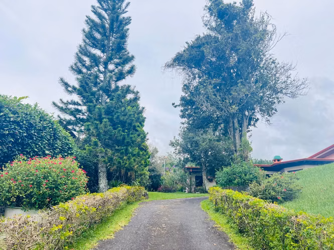 Venta de Casa con lote amplio y vista en San Rafael de Heredia
