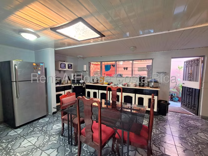 Venta de casa esquinera + local comercial en Gravilias Desamparados.