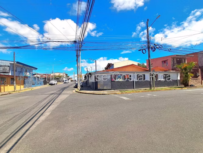 Venta de casa esquinera + local comercial en Gravilias Desamparados.